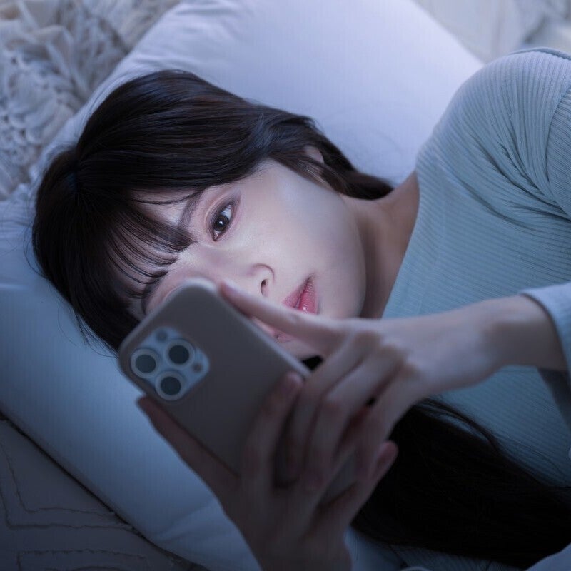 ブルーライトだけじゃない！ 専門家が指摘する「スマホ寝不足」の意外な要因