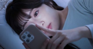 ブルーライトだけじゃない！ 専門家が指摘する「スマホ寝不足」の意外な要因