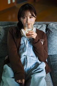 小栗有以、4月はじまりカレンダー発売決定何気ない日常を切り取った自然体な先行カットも到着