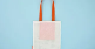 「コクヨ」のキャンパスノートがバッグに変身!? 廃棄される紙を再利用した、ユニークなバッグが数量限定で登場