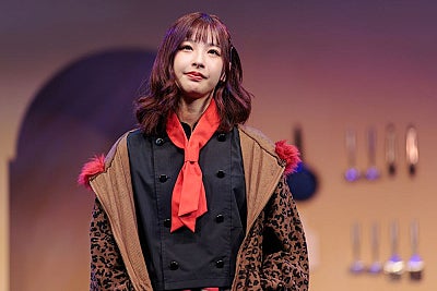 沖侑果、主演舞台・咲女喜劇『溶く嘘、しょこらと咲き誇り、』上演中