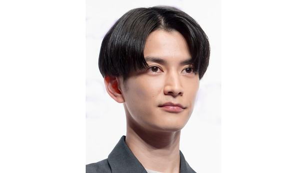 渡邊圭祐、大きな花束を抱え笑顔でクランクアップ…「本当に素晴らしい役でした」と反響＜銀河の一票＞