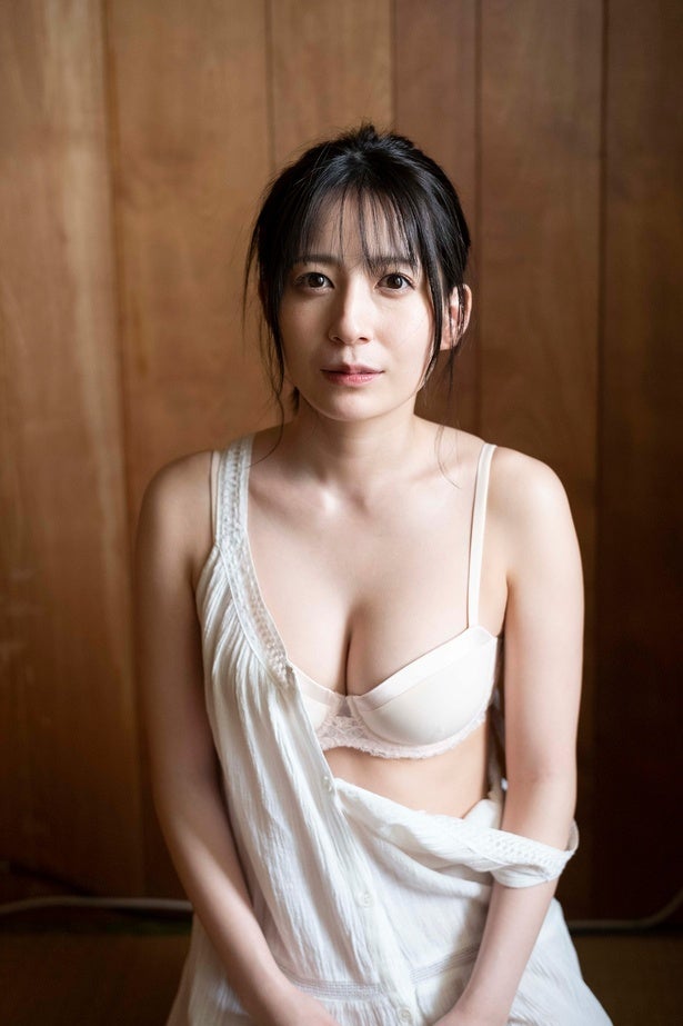 元AKB48佐々木優佳里、花柄のランジェリー姿でジャンプして美バスト弾ませる…多彩な水着＆下着でスレンダーボディー強調