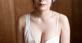 元AKB48佐々木優佳里、花柄のランジェリー姿でジャンプして美バスト弾ませる…多彩な水着＆下着でスレンダーボディー強調