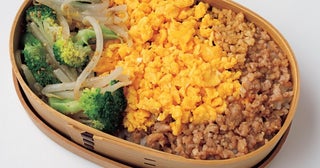 見た目も嬉しい！彩り◎のお弁当「とりみそそぼろの2段ご飯弁当」