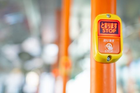 観光地バスを降りる直前で両替したところ、運転手さんに嫌な顔をされました。キャッシュレス対応してないとは知らず…。外観で“現金払いのみ”かどうかを見分ける方法はあるのでしょうか？
