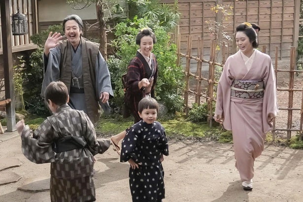 ＜ばけばけ＞トミー・バストウ“ヘブン”、「最後の一冊になっても」と燃やす“作家の執念”謎の行動には「体調が心配」の声