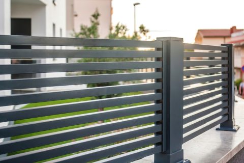 隣家との境界に建てた「フェンス代8万円」を折半しようと持ちかけたら断られました。法律上、費用負担を強制することはできるのでしょうか？