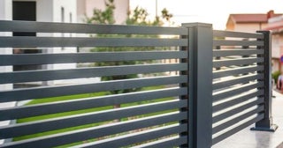 隣家との境界に建てた「フェンス代8万円」を折半しようと持ちかけたら断られました。法律上、費用負担を強制することはできるのでしょうか？