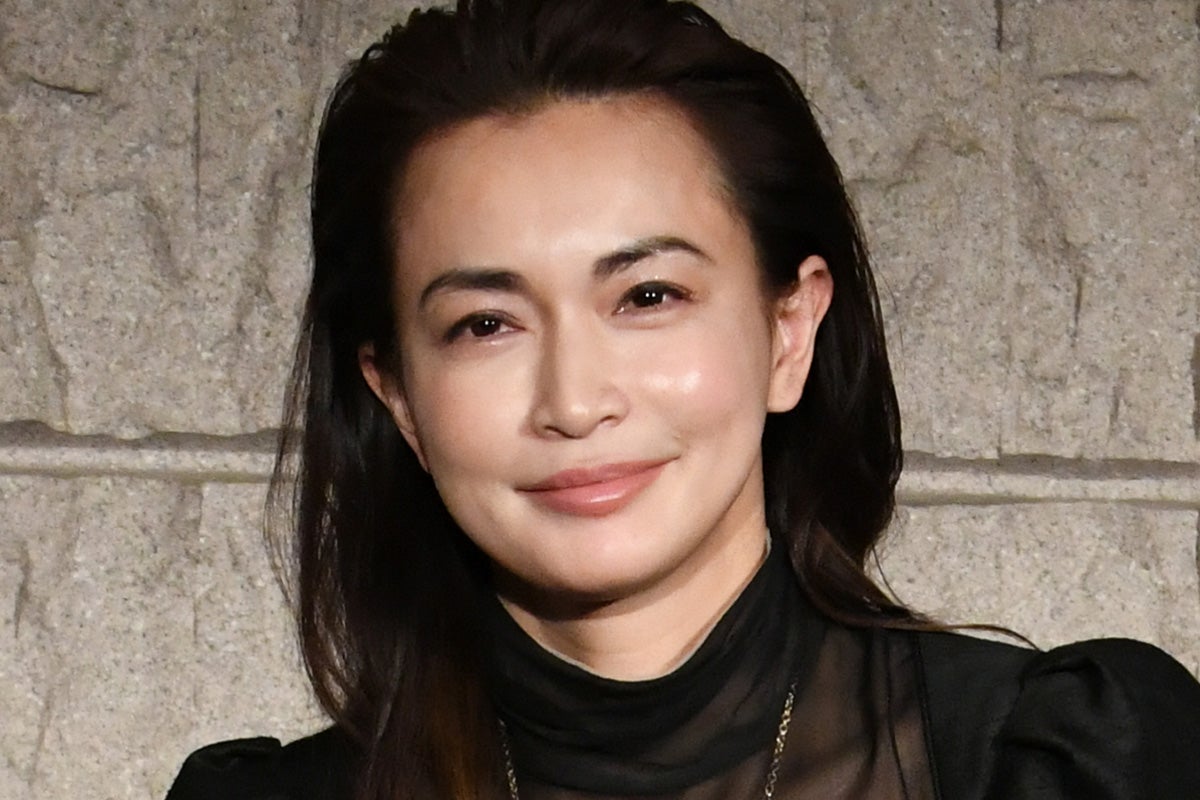「着替えの途中ですか？」長谷川京子“目のやり場に困る”私服に一部から戸惑い…本人は「露出に躊躇ない」発言も
