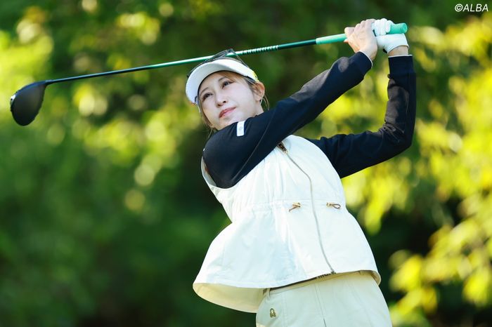 金田久美子がトレーニングルームで鍛え抜かれた腹筋を披露スポブラにレギンス、ファンの視線を独占「スイングよりスタイル」「筋肉も美しいです」