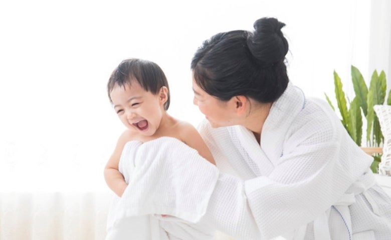 助産師「回数のこだわりは不要！ただし…」そうなの！？赤ちゃんのお風呂、汗をかいた日の正しい対応