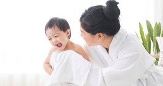助産師「回数のこだわりは不要！ただし…」そうなの！？赤ちゃんのお風呂、汗をかいた日の正しい対応