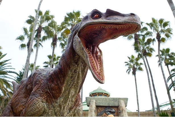 【USJ】映画「ジュラシック・ワールド」の世界へ！赤ちゃん恐竜と触れ合いラプトルに襲われる、驚愕の大冒険レポ
