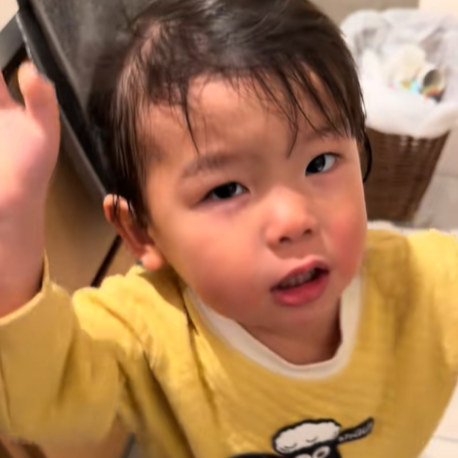 「どうして…？」 永遠に終わらないドライヤー。「あと10秒」にかけた2歳児の【愛おしすぎるミス】に「抱きしめたい」殺到