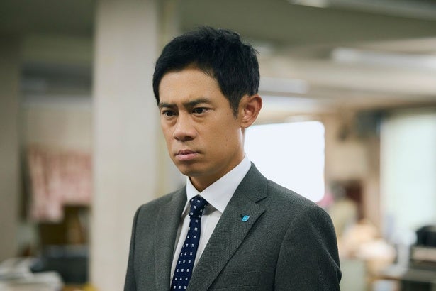 伊藤淳史“北村”「落とし前をつけてやる」融資課長として中小企業の資金繰りの闇に迫る＜連続ドラマW池井戸潤スペシャル「かばん屋の相続」第3話＞