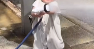 あわや大惨事…！ ホースで遊んでいた男の子の身に降りかかったまさかの【いや、あるある】