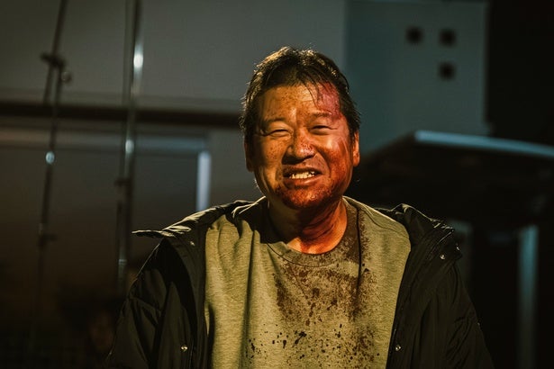“名無し”とはかけ離れた佐藤二朗のおちゃめな一面も！『名無し』和気あいあいとした様子を捉えたメイキング映像＆写真が到着