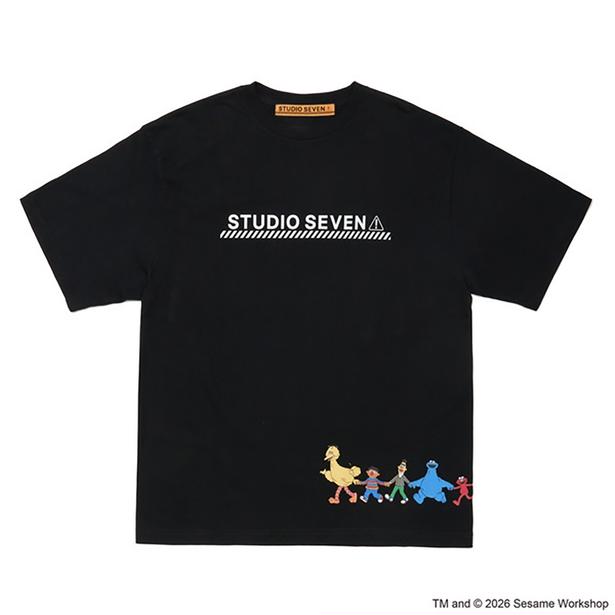 「セサミストリート」×「STUDIO SEVEN」が実現！ブランドアイコン“ロジャー”がエルモと手をつなぐスペシャルデザイン