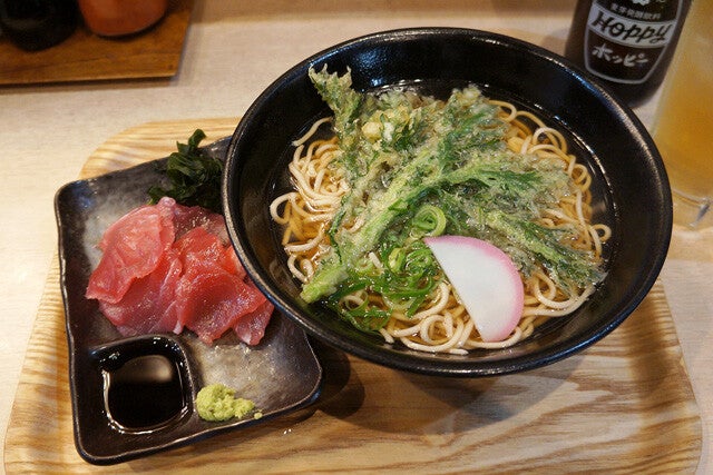 【春菊天そば&まぐろぶつ】立ち食いそば屋なのにまぐろが極上!?不可抗力で朝から飲むホッピーの幸せ：パリッコ『今週のハマりめし』第228回