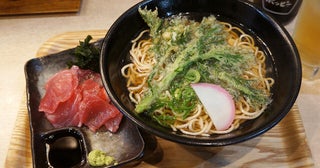 【春菊天そば&まぐろぶつ】立ち食いそば屋なのにまぐろが極上!?不可抗力で朝から飲むホッピーの幸せ：パリッコ『今週のハマりめし』第228回