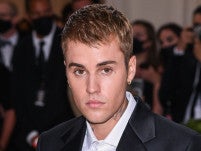 ジャスティン・ビーバー、感謝祭に息子の写真をシェアヘイリーとの密着ショットも