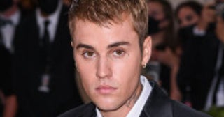 ジャスティン・ビーバー、感謝祭に息子の写真をシェアヘイリーとの密着ショットも