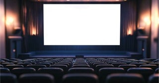 映画館のドリンクが高いので「水」を持参したいです。「上映中」に持ち込んだ水を飲んでも問題ないでしょうか…？