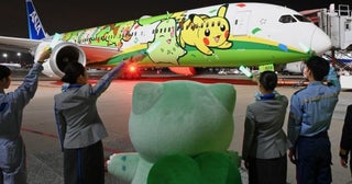 ANA、「ポケモンジェット緑」就航ホノルル行き初便、羽田でフシギダネが見送り