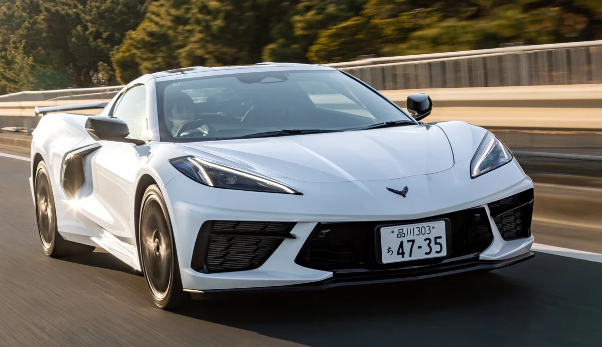 超ド級の6.2リットル・V8を搭載した"ゴリゴリのアメ車"を公道で試す！「シボレー・コルベットクーペ3LT」は男をたぎらせるのか!?