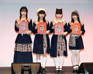 Adoプロデュースの4人組が“血まみれ衣装”で魅せる！