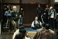 本木雅弘主演×黒沢清監督『黒牢城』、豪華キャストが“新しい時代劇映画の古典”に挑んだ舞台裏に迫る！【撮影現場レポート】