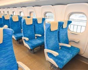 「図々しいな、無理だよ」新幹線で荷物棚を占領する男性に下った天罰。その後、乗客に頭を下げて荷物を移動させたワケ