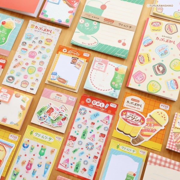 【キャンドゥ】レトロでかわいい！懐かしいお菓子モチーフの「古川紙工デザイン」文房具を発売