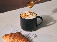 スタバ“カフェベーカリー”に新作登場！冬に楽しめる“エスプレッソ×キャラメル”のビバレッジ