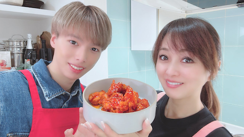  渡辺美奈代、イケメン次男と仲良く親子クッキング 