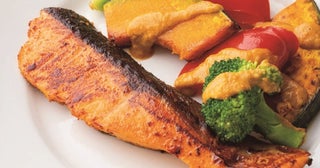 紫外線が気になる季節に。「鮭とカラフル野菜のタンドリー風で」からだの中から美肌ケア！