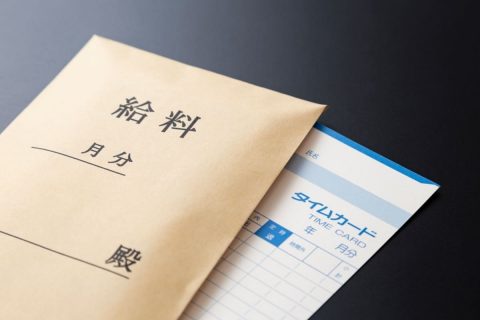 パート先は「勤怠が15分毎の打刻」でショック！「10分残業で200円タダ働き」になるのですが、少額なら“仕方ない”ですか？ 切り捨てが「違法・問題ない」ケースを解説