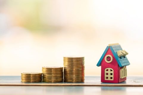 45歳で住宅ローン残高は「1500万円」。ボーナスで貯まった「100万円」を一部繰り上げ返済するのと、NISAで運用するのでは、将来的にどちらが得なのでしょうか？