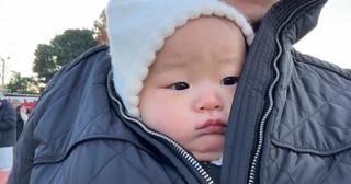 上着からニョキッと飛び出すむちむちほっぺが…！ こんなん可愛すぎてタマらんでしょ♡