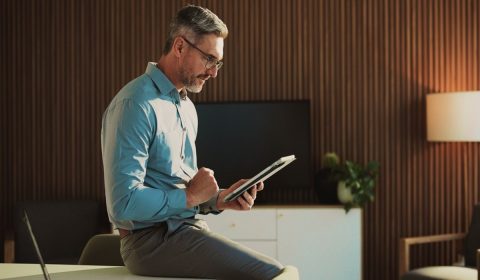 70歳の父が再雇用で月「18万円」稼いでいます。「年金だけでは不安だから」と働き続けていますが、“65歳以上”で仕事を続ける人はどれくらいいるのでしょうか？ 同年代の収入事情も解説