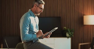 70歳の父が再雇用で月「18万円」稼いでいます。「年金だけでは不安だから」と働き続けていますが、“65歳以上”で仕事を続ける人はどれくらいいるのでしょうか？ 同年代の収入事情も解説