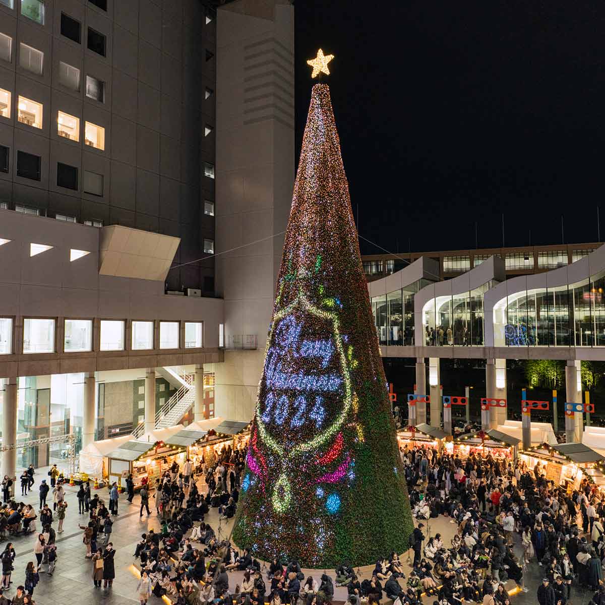 梅田スカイビル「UMEDA SKY BUILDING Christmas 2025」。国内最大級LEDマッピングツリー＆クリスマスマルシェ