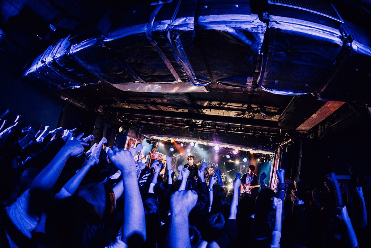 climbgrowとSIX LOUNGEが新宿・歌舞伎町の夜にロックンロールをぶち込んだ『climbgrow TWOMAN SHOW 「GIVING」』をレポート