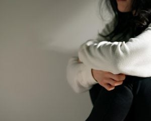 虚偽の告発で逮捕、体重は27キロに…無実の16歳少女を死に追いやった日本の「人質司法」という悲劇