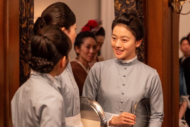 ＜明日の風、薫る＞上坂樹里“直美”は鹿鳴館で働きながら結婚相手を探し、見上愛“りん”は瑞穂屋の仕事で初給金をもらうことに