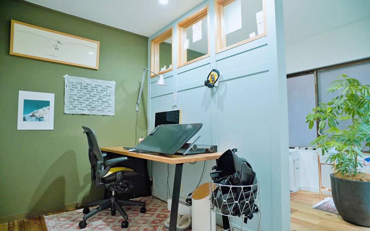 広い家へ引越す、は古い？ 近所にもう1部屋借りる「近距離2拠点」という選択肢。8畳1Kがリノベで最高の仕事場に！ イラストレーター・てらいまきさんに聞く