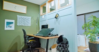 広い家へ引越す、は古い？ 近所にもう1部屋借りる「近距離2拠点」という選択肢。8畳1Kがリノベで最高の仕事場に！ イラストレーター・てらいまきさんに聞く