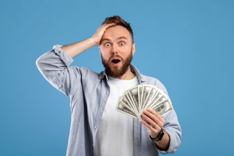 3人で“ロト6”を買って「1000万円」獲得！ 自分が受け取り「300万円」を山分けしたら、2人から「税務署から19万円納めてと言われた」と聞きビックリ！“当せん金＝非課税”じゃないんですか？