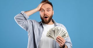 3人で“ロト6”を買って「1000万円」獲得！ 自分が受け取り「300万円」を山分けしたら、2人から「税務署から19万円納めてと言われた」と聞きビックリ！“当せん金＝非課税”じゃないんですか？